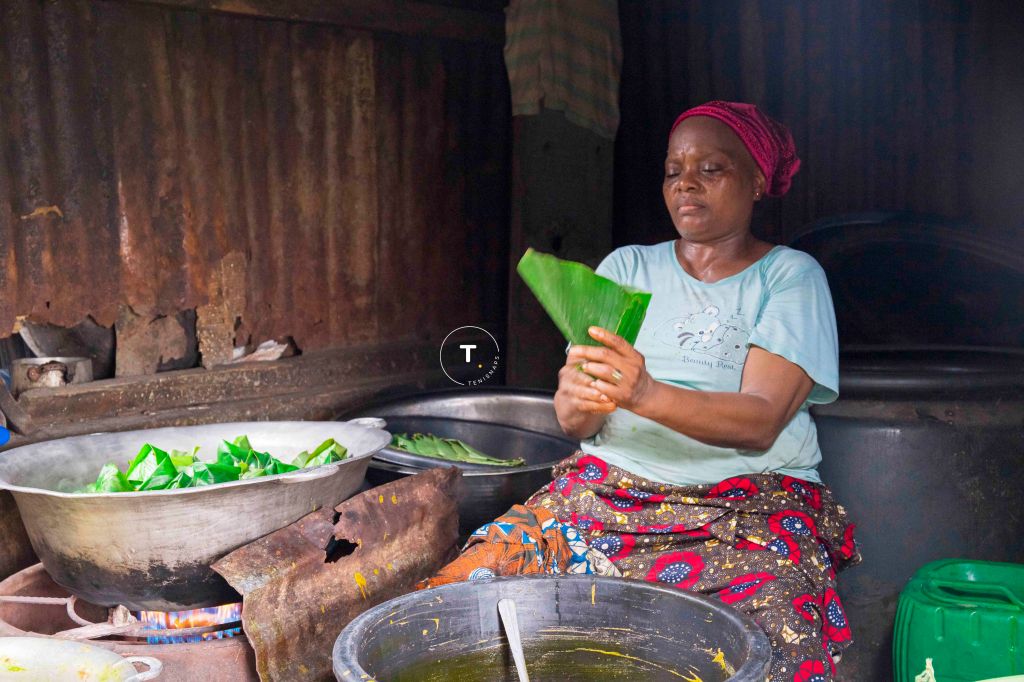 Story of a food vendor in Ibadan wrapping moimoi in leaves for sale.